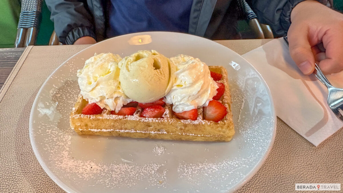 Waffle Belga de Morango com Sorvete