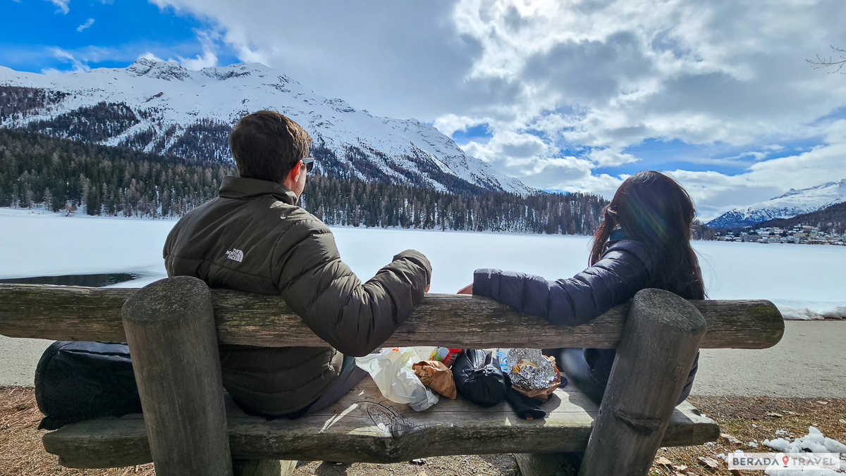 Picnic al parco con vista sul lago