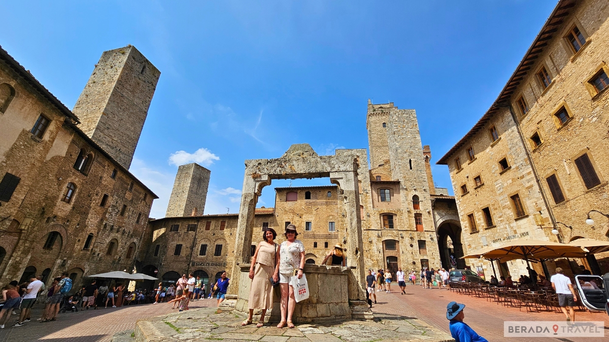 Piazza della Cisterna San Gimignano
