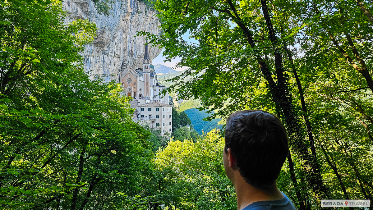 Facciata del Santuario Madonna della Corona