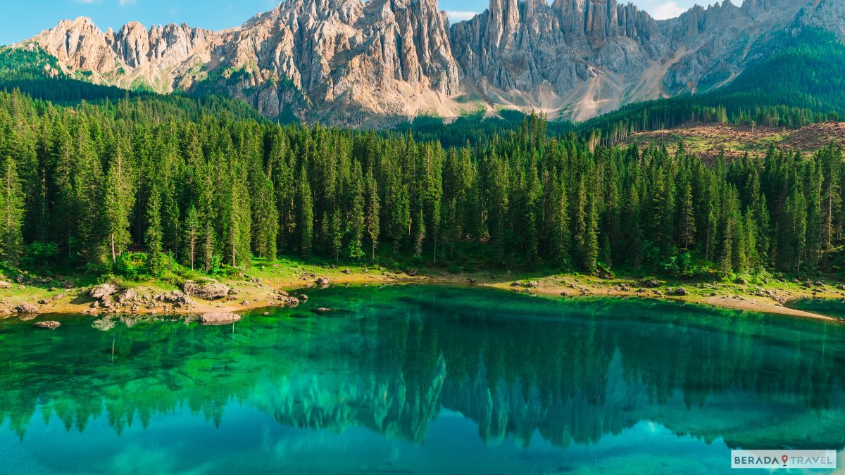 Lago di Carezza: il lago arcobaleno sotto il Latemar