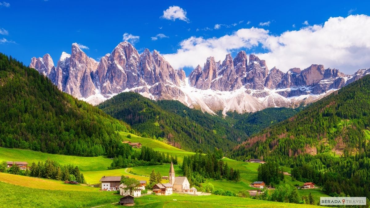Val di Funes: chiesette di San Giovanni e Santa Maddalena con le Odle sullo sfondo